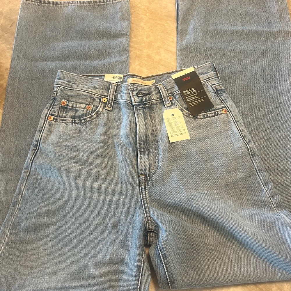 NWT!! Levi’s Ribcage Wide Leg Jean. Size 26x32. Far and Wide- Light Wash. - Picture 3 of 7